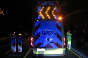 Polizeipräsidium Südosthessen: POL-OF: Schwertransport verfängt sich in einer Baustelle, Hanau-Steinheim/B 43a * Unfallflucht trotz geplatztem Reifen, Hanau * Einbrecher stiehlt Wurst und Kaffee, Bad Soden-Salmünster