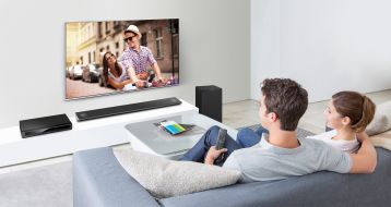 Panasonic Deutschland: Mein neuer Fernseher: Darf's ein bisschen mehr sein? / Gute Nachrichten: Heutzutage kann man auch in kleinen Räumen auf großen TVs fernsehen / Neue Technologien und Designs machen's möglich