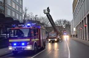 Feuerwehr Dortmund: FW-DO: 15.12.2017 - Feuer in der City
Lüftungsgerät brennt auf dem Dach des Gesundheitsamtes