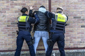 Polizei Mettmann: POL-ME: Polizei stellt 33-j&auml;hrigen Autodieb auf frischer Tat - 2605053