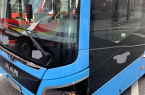 Polizeidirektion Kaiserslautern: POL-PDKL: Fußgängerin von Bus erfasst