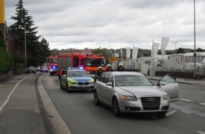 Feuerwehr Mülheim an der Ruhr: FW-MH: PKW prallt gegen Stromverteilerkasten #fwmh