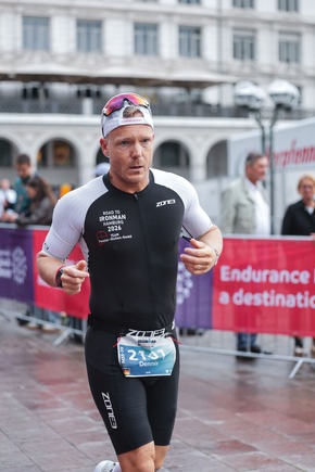 Geht auch f&uuml;r Kunden die Extra-Meile: Fenster-Welten-Gesch&auml;ftsf&uuml;hrer Dennis Niemsch bezwingt Ironman in Hamburg