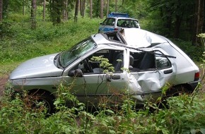 Polizeiinspektion Nienburg / Schaumburg: POL-NI: Wer ist aus diesem Unfallwagen gestiegen ? - Polizei hofft auf Hinweise -Bilder im Download-