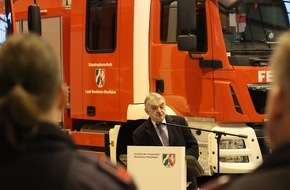 Institut der Feuerwehr NRW: FW Institut NRW: Innenminister Herbert Reul übergibt vier Löschgruppenfahrzeuge für den Katastrophenschutz an vier Feuerwehren in NRW
