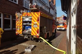 Polizeiinspektion Stade: POL-STD: Wohnungsbrand in der Stader Altstadt - schnelles Eingreifen der Feuerwehr kann Ausbreitung verhindern