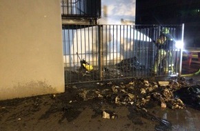 Feuerwehr Paderborn: FW Paderborn: Gemeldeter Dachstuhlbrand entpuppt sich als M&uuml;lltonnenbrand am Reismann-Gymnasium