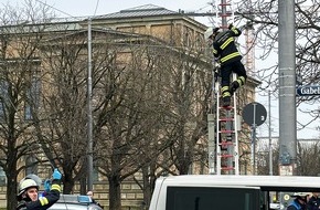 Feuerwehr München: FW-M: Auto fällt Ampelmast (Maxvorstadt)