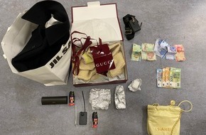 Polizei Düsseldorf: POL-D: Stadtmitte - Damenhandtasche aus Pkw gestohlen - Zivilfahnder nehmen zwei Männer fest - Weiteres Diebesgut in Hotel gefunden