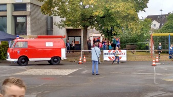 Feuerwehr der Stadt Arnsberg: FW-AR: Voßwinkeler Feuerwehr beim Jubiläumsschulfest der Urbanusgrundschule