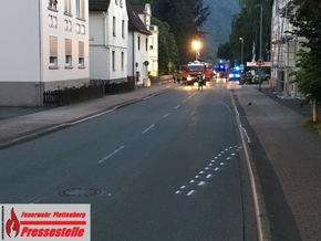 FW-PL: OT-Stadtmitte. Schwerer Verkehrsunfall. PKW überschlägt sich und kollidiert mit Straßenlaterne. Fahrer verletzt.