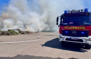 Feuerwehr Hagen: FW Hagen: Erneuter Brand in Kompostierungsanlage - Feuerwehr im Gro&szlig;einsatz