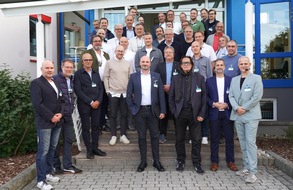 Oikos Group GmbH: Industrielles Bauen hautnah: Oikos empf&auml;ngt Kongressteilnehmende in Schl&uuml;chtern