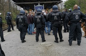 Bundespolizeidirektion Sankt Augustin: BPOL NRW: Anreise zu FC Schalke 04 - Eintracht Frankfurt - Bundespolizei nimmt 23 Personen in Gewahrsam - Unbekannte beschädigen und verunreinigen Zug