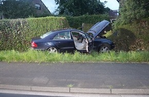 Polizei Mettmann: POL-ME: Auto fährt in Hecke - Polizei sucht Insassen - Monheim am Rhein - 2405089