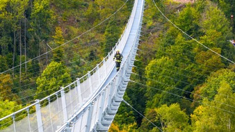 REKORD-INSTITUT für DEUTSCHLAND: Feuerwehrstaffel aus Hessen läuft schnellste 10 Kilometer â¨auf Hängebrücke in Persönlicher Schutzausrüstung
