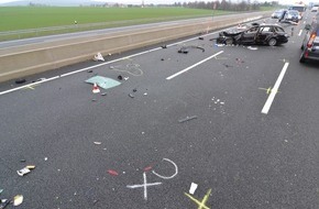 Polizeiinspektion Hildesheim: POL-HI: Reifenplatzer verursacht tödlichen Verkehrsunfall