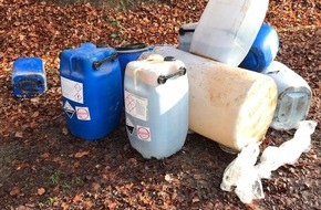 Kreispolizeibehörde Märkischer Kreis: POL-MK: Unbekannte entsorgen Fässer nahe der Fuelbecker Talsperre