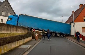 Polizeipräsidium Mittelhessen - Pressestelle Lahn - Dill: POL-LDK: Sattelauflieger blockiert Berg- und Friedhofstraße in Herborn-Seelbach