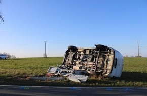 Polizei Rheinisch-Bergischer Kreis: POL-RBK: K&uuml;rten - Fahrzeug &uuml;berschl&auml;gt sich nach Unfall im Kreuzungsbereich