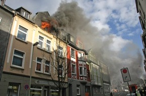 Feuerwehr Essen: FW-E: Dachgeschosswohnung ausgebrannt, Mieter mit Rauchvergiftung im Krankenhaus