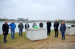 Erdgas Südwest: Presseinformation: Gäste aus Politik und Energiewirtschaft nehmen Sonnenkraftwerk auf rheinland-pfälzischem Baggersee in Betrieb