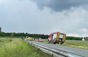 Freiwillige Feuerwehr Olfen: FW Olfen: Schwerer Verkehrsunfall mit zwei Motorrädern fordert ein Todesopfer -Motorrad geht in Flammen auf