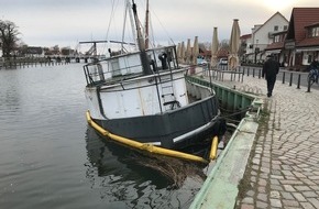 Landeswasserschutzpolizeiamt Mecklenburg-Vorpommern: LWSPA M-V: ehemaliger Fischkutter gesunken