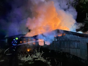 FW-OE: Vereinsheim brennt vollständig nieder