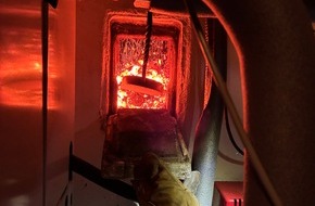 Kreisfeuerwehr Oldenburg: FW-OLL: Schornsteinbrand kann schnell eingedämmt werden - Flammen schlagen aus Kamin