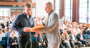Polizei Gelsenkirchen: POL-GE: Die Polizeifamilie freut sich über 337 neue Studentinnen und Studenten