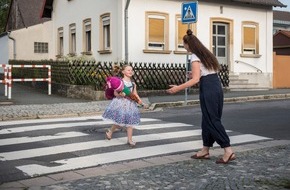 HUK-COBURG: Der Schulweg muss vor allem sicher sein - Haftungsprivileg für Kinder - Autofahrer müssen aufpassen: Fuß vom Gas