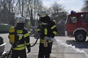 FW-KLE: Freiwillige Feuerwehr Bedburg-Hau simuliert Busunfall mit 15 Verletzten