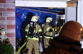 Kreisfeuerwehrverband Pinneberg: FW-PI: Klein Offenseth-Sparrieshoop: Feuer in einer Garage greift auf zweite Garage &uuml;ber - zwei H&auml;user gehalten