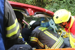 FW-EN: Verkehrsunfall mit drei Verletzen - Technische Hilfeleistungs-Übung am Schmandbruch