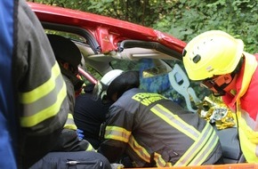 Feuerwehr Wetter (Ruhr): FW-EN: Verkehrsunfall mit drei Verletzen - Technische Hilfeleistungs-Übung am Schmandbruch