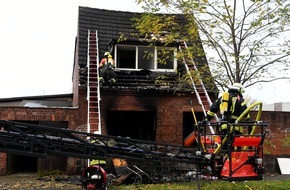 Kreisfeuerwehrverband Rendsburg-Eckernförde: FW-RD: Wohnhaus in Rendsburg ausgebrannt - Bewohner über Leitern gerettet