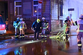 FW Stuttgart: 2. Alarm - Vollbrand einer Wohnung im 3. OG - 4 Bewohner über die Drehleiter gerettet - 6 Verletzte mit Rauchgasvergiftungen in Stuttgarter Kliniken eingeliefert