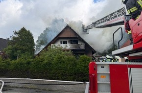Freiwillige Feuerwehr Aurich: FW-AUR: Einfamilienhaus in Flammen