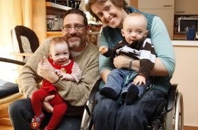 Kabel Eins: Zwillinge - trotz Handicap! Doppelte Freude für eine Rollstuhlfahrerin in "Challenge" am Sonntag, 2. November 2008, um 11.45 Uhr bei kabel eins