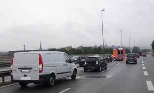 Polizei Bielefeld: POL-BI: Unfall auf dem OWD - Stau im morgendlichen Berufsverkehr