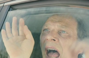 "Todesfalle Auto": Schauspieler Martin Brambach stirbt den Hitzetod in neuem PETA-Video