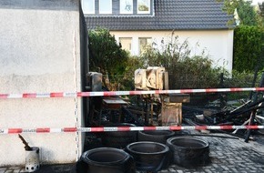 Polizei Mettmann: POL-ME: Feuer hinter Garagen ausgebrochen - Velbert - 2106010