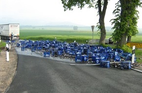 Polizeiinspektion Hameln-Pyrmont/Holzminden: POL-HOL: 200 Bierkisten verloren - Landesstraße blockiert