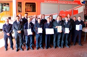 Feuerwehr Bergisch Gladbach: FW-GL: Feierliche Zeugnisübergabe und Ernennungen bei der Feuerwehr Bergisch Gladbach