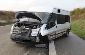 Polizeidirektion Kaiserslautern: POL-PDKL: A63/Steinbach, Kleintransporter kracht in die Schutzplanken - ein Leichtverletzter