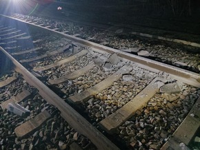 Bundespolizeidirektion M&uuml;nchen: Gef&auml;hrlicher Eingriff in den Bahnverkehr / S-Bahn &uuml;berf&auml;hrt Betonplatten