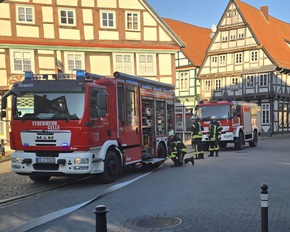 FW Celle: Starke Rauchentwicklung aus Fachwerkhaus in der Celler Altstadt - Feuer in einem Keller am ersten Weihnachtstag!