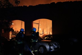 FW-SE: Autowerkstatt in einem landwirtschaftlichen Gebäude brennt komplett aus