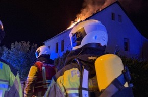 Feuerwehr Dresden: FW Dresden: Dachstuhlbrand in Dresden-S&ouml;brigen - F&uuml;nf leicht verletzte Personen versorgt